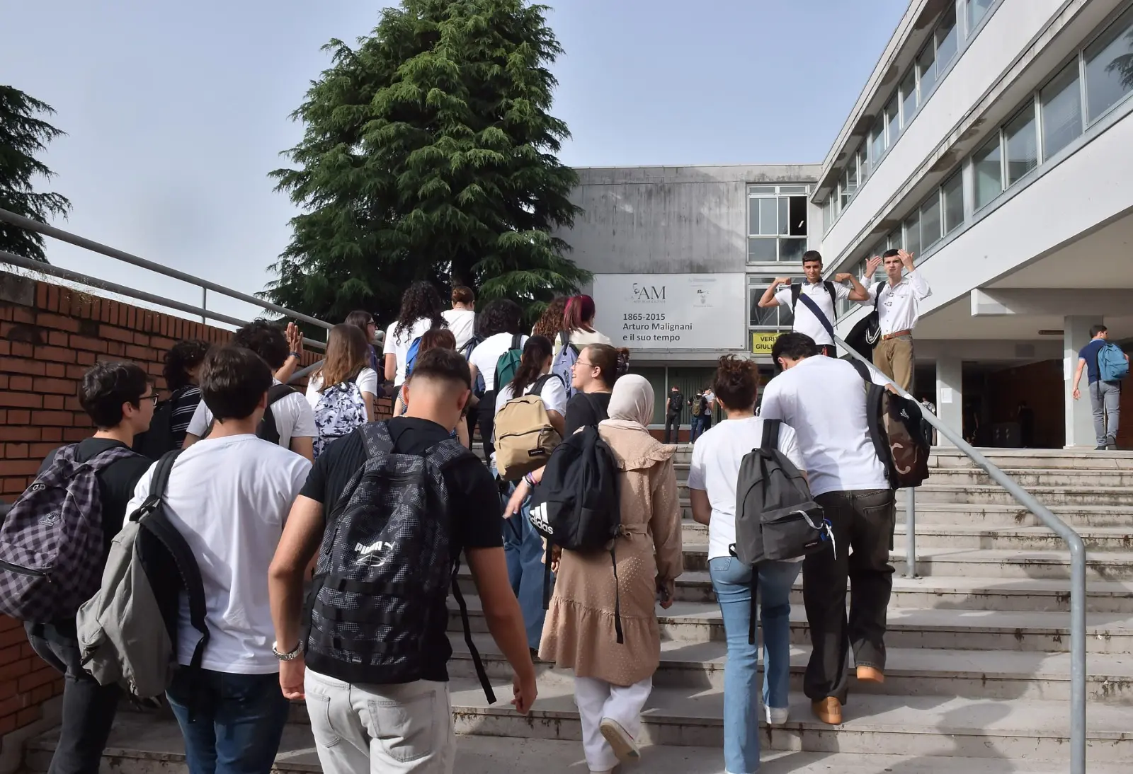Il giorno della prima prova della Maturità è arrivato. In Friuli Venezia Giulia all’appuntamento con l’Esame di Stato sono attesi 9 mila 484 studenti, di cui 253 iscritti nelle scuole paritarie e 181 esterni. Ecco gli studenti fuori dalle scuole prima di accedere alla prima prova (Foto Petrussi/Brisotto)