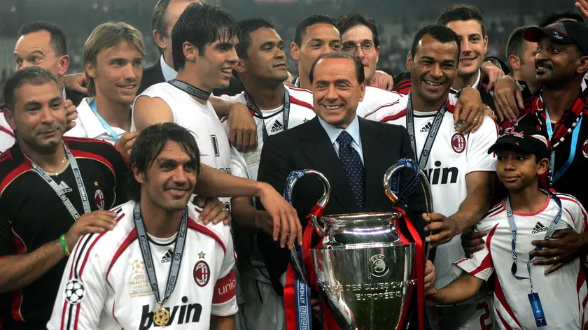 Silvio Berlusconi con l’ultima Champions League vinta dal Milan ad Atene nella finale contro il Liverpool del 2007