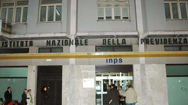 ANTEPRIMA Udine 14 Dicembre 2004. Ore 18.00. CONFERENZA STAMPA VENDITA PALAZZO INPS La sede dell'Inps. Foto Copyright Massimo Turco/Foto Agency Anteprima.