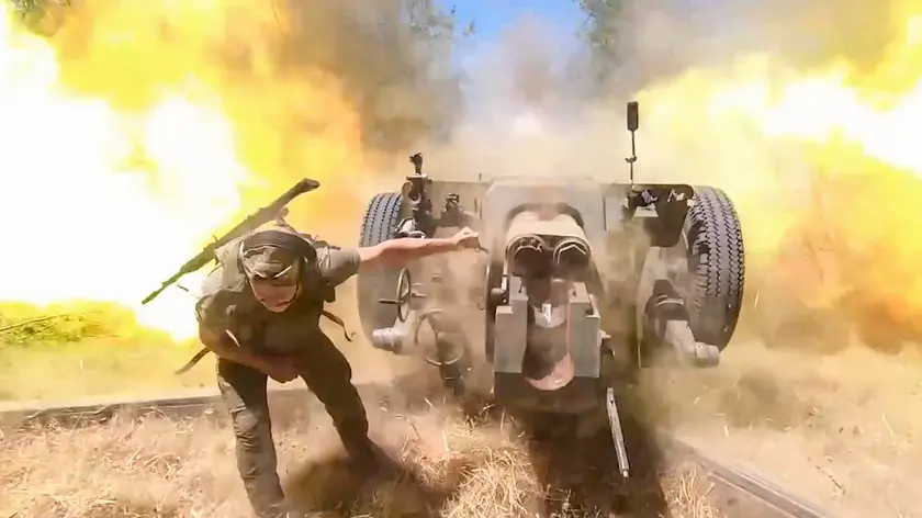 epa11562003 A still image taken from an undated handout video made available by the Russian Defence Ministry Press-Service on 23 August 2024 shows Russian servicemen firing a 122-mm howitzer D-30 towards Ukrainian positions at an undisclosed location. The Russian Defense Ministry reported that Ukrainian troops losses in the Kursk direction in one day amounted to 400 servicemen, and over the entire period of its military operations to more than five thousand servicemen. Fighting between Russian and Ukrainian forces has been ongoing in the Kursk region since 06 August following a Ukrainian military incursion into Russia's border region. EPA/RUSSIAN DEFENCE MINISTRY PRESS SERVICE HANDOUT -- MANDATORY CREDIT -- BEST QUALITY AVAILABLE -- HANDOUT EDITORIAL USE ONLY/NO SALES