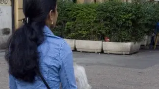 20090930 - ROMA- LAB - BADANTI: MARONI, NESSUNA PROROGA PER REGOLARIZZAZIONE. Una badante porta a passeggio una donna anziana a Roma in una foto d'archivio. Non ci sarà alcuna proroga del termine per la regolarizzazione di colf e badanti che scade oggi. Lo ha detto il ministro dell'Interno, Roberto Maroni, in un'intervista alla trasmissione Mattino 5. ANSA/LUCIANO DEL CASTILLO/DC