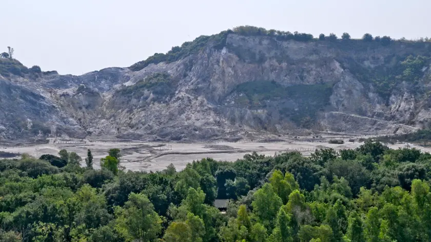 Il cratere della Solfatara a Pozzuoli chiuso dopo la morte di una famiglia che era in visita al sito vulcanico, 27 settembre 2023./// The Solfatara crater in Pozzuoli closed after the death of a family who was visiting the volcanic site, 27 September 2023. A 4.2-magnitude earthquake hit the Campi Flegrei (Phlegraean Fields) area near to Naples at 3:35 on Wednesday. Mauro Antonio Di Vito, the director of the Vesuvius Observatory of the National Institute of Geophysics and Volcanology (INGV), told ANSA that it was the biggest quake to hit the area in 40 years. ANSA/CIRO FUSCO