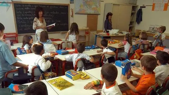 20090903 - PISTOIA - EDU - SCUOLA: PER I PRECARI ARRIVA IL CONTRATTO DI DISPONIBILITA' - Alunni in aula in una scuola elementare di Pistoia, in una foto d'archivio. ..LUCA CASTELLANI/ANSA / DBA