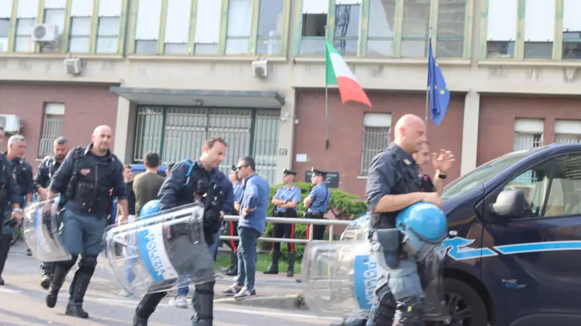 Squadre della Polizia di Stato e agenti della Penitenza nei pressi del carcere minorile Beccaria di Milano, dove alcune decine di detenuti hanno messo in atto una rivolta, Milano, 29 maggio 2024. ANSA/ PAOLO SALMOIRAGO