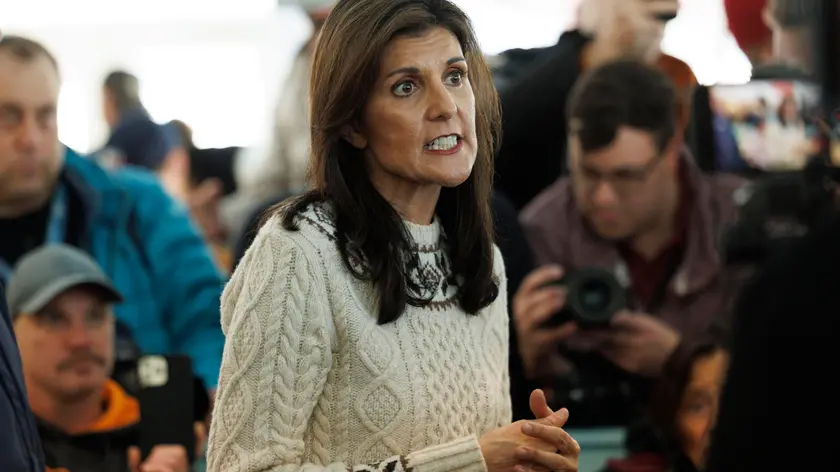 epa11095075 Republican candidate for president former South Carolina Governor Nikki Haley (C) speaks with reporters after meeting with locals at the Beach Plum restaurant in Epping, New Hampshire, USA, 21 January 2024. Haley is battling against opponent former US President Donald Trump following the announcement by Florida Governor Ron DeSantis that he is dropping out of the race in the New Hampshire Republican Primary held on 23 January 2024. EPA/CJ GUNTHER