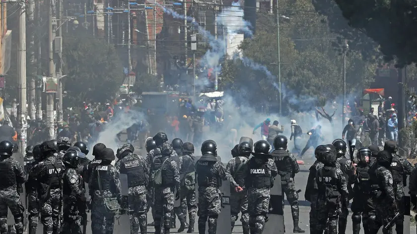 epa10134072 Police line up during clashes with coca growers from the Departmental Association of Coca Producers (Adepcoca), in La Paz, Bolivia, 22 August 2022. Clashes between a faction of coca growers from La Paz and the Bolivian Police continue for a fourth week as their protests against the operation of the so-called 'parallel market', which they say is supported by the ruling party continue. EPA/Martin Alipaz