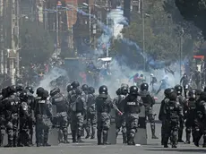 epa10134072 Police line up during clashes with coca growers from the Departmental Association of Coca Producers (Adepcoca), in La Paz, Bolivia, 22 August 2022. Clashes between a faction of coca growers from La Paz and the Bolivian Police continue for a fourth week as their protests against the operation of the so-called 'parallel market', which they say is supported by the ruling party continue. EPA/Martin Alipaz