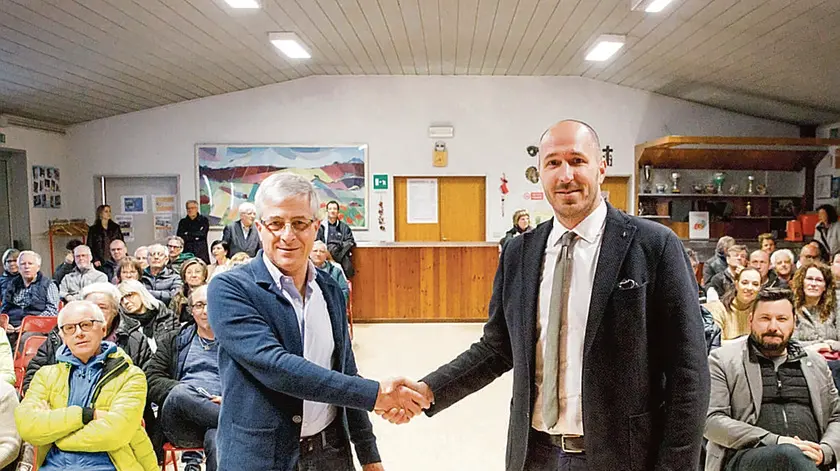 La stretta di mano tra il sindaco uscente Roberto Revelant (a destra) e lo sfidante Sandro Venturini