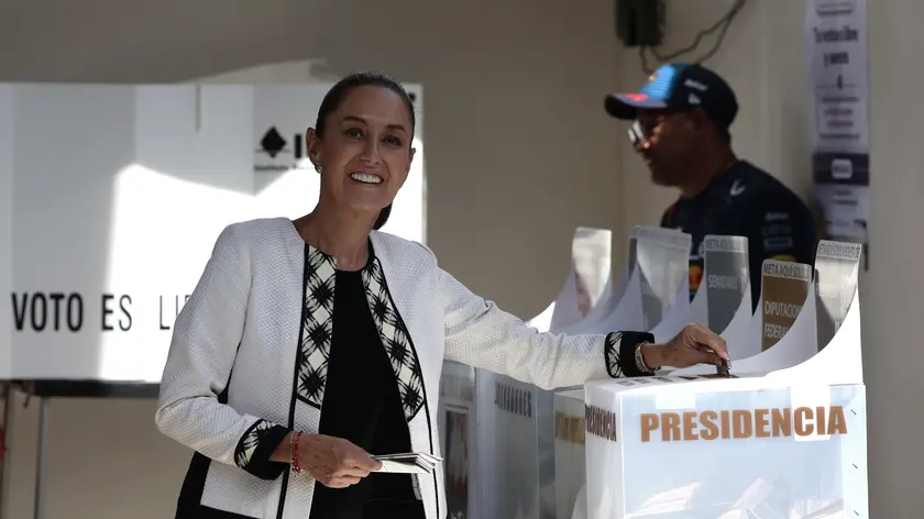 epaselect epa11386235 Mexican presidential candidate Claudia Sheinbaum casts her vote in the Mexican general elections at a polling station in Mexico City, Mexico, 02 June 2024. Mexican people are called to elect more than 20.000 positions around the country, including the president, vice president, and 500 deputies. EPA/JOSE MENDEZ