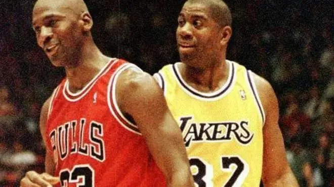 EARVIN " MAGIC " JOHNSON DEI LOS ANGELES LAKERS (D) E MICHAEL JORDAN (S) DEI CHICAGO BULL DURANTE L'INCONTRO DI BASKET TRA LE DUE SQUADRE AL GREAT WESTERN FORUM DI INGLEWOOD. PER JOHNSON SI E' TRATTATO DELLA SECONDA PARTITA DOPO IL SUO RIENTRO IN SQUADRA, DALLA QUALE SI ERA RITIRATO NEL 1991, DOPO AVER APPRESO DI ESSERE AFFETTO DA AIDS.