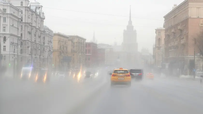 epa11147832 Cars drive along a road during freezing rain conditions in Moscow, Russia, 12 February 2024. Temperatures in the Moscow region dropped below minus one degrees Celsius. EPA/MAXIM SHIPENKOV