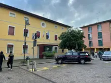 Una donna di circa 30 anni è morta uccisa da un colpo d'arma da fuoco nella sede della polizia locale di Anzola Emilia, in provincia di Bologna, 16 maffio 2024. Si tratterebbe di un'ex vigilessa, in passato in servizio al comando dell'Unione dei comuni. Sembra che avesse avuto una relazione con un altro ex appartenente al corpo, la cui posizione è al vaglio degli inquirenti. Il colpo sarebbe stato sparato da una pistola di ordinanza. Sul posto i carabinieri che stanno ricostruendo la dinamica dei fatti. ANSA