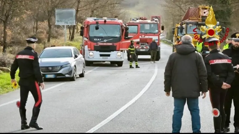 Il bus finito fuori strada, in una cunetta all'ingresso di Baragiano (Potenza), 28 febbraio 2024. Sul posto sono al lavoro i Vigili del fuoco e gli operatori sanitari del 118. Sull'incidente indagano i Carabinieri. ANSA/ UFFICIO STAMPA VIGILI DEL FUOCO ++HO - NO SALES EDITORIAL USE ONLY++
