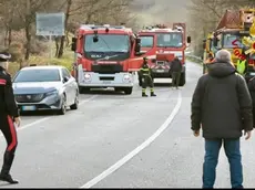 Il bus finito fuori strada, in una cunetta all'ingresso di Baragiano (Potenza), 28 febbraio 2024. Sul posto sono al lavoro i Vigili del fuoco e gli operatori sanitari del 118. Sull'incidente indagano i Carabinieri. ANSA/ UFFICIO STAMPA VIGILI DEL FUOCO ++HO - NO SALES EDITORIAL USE ONLY++
