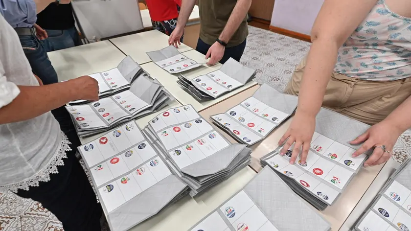 Spoglio delle schede elettorali europee presso seggio in via Gorizia, Torino 9 giugno 2024./// The counting of European electoral ballots at the polling station in via Gorizia, in Turin, Italy, 09 June 2024. ANSA /ALESSANDRO DI MARCO