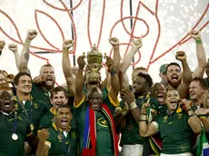 epa10946197 South African President Cyril Ramaphosa lifts the Webb Ellis trophy standing next to the team's captain Siya Kolisi (C right) after the team won the Rugby World Cup 2023 final between New Zealand and South Africa in Saint-Denis, France, 28 October 2023. EPA/YOAN VALAT