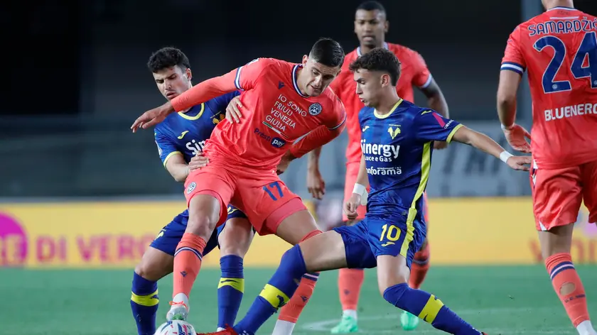 Udinese's Lorenzo Lucca (L) Hellas Verona's Stefan Mitrovic (R) during the Italian Serie A soccer match Hellas Verona vs Udinese Calcio at Marcantonio Bentegodi stadium in Verona, Italy, 20 April 2024. ANSA/EMANUELE PENNACCHIO