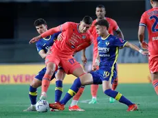 Udinese's Lorenzo Lucca (L) Hellas Verona's Stefan Mitrovic (R) during the Italian Serie A soccer match Hellas Verona vs Udinese Calcio at Marcantonio Bentegodi stadium in Verona, Italy, 20 April 2024. ANSA/EMANUELE PENNACCHIO