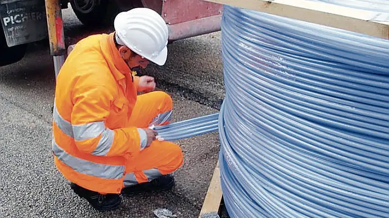 Operai al lavoro su strada per il cablaggio delle rete cittadina con fibra ottica 1gbps nell'ambito della convenzione Enel Open Fiber-Comune di Bari presentato oggi nel capoluogo pugliese nel quartiere Poggiofranco in via Madre Teresa di Calcutta. Bari, 15 novembre 2016. ANSA/ ANNAMARIA LOCONSOLE
