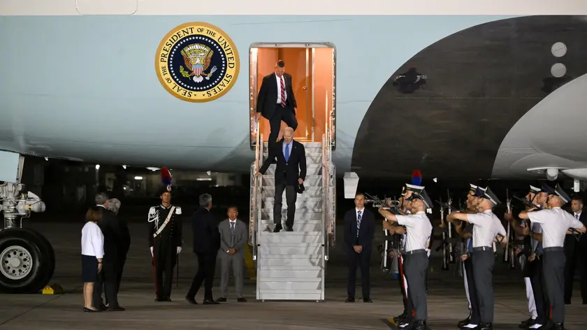 epa11406818 US President Joe Biden (C) arrives at Brindisi airport ahead of the G7 Summit in Borgo Egnazia (Brindisi), southern Italy, 12 June 2024. The G7 Borgo Egnazia Summit will be held from 13 to 15 June 2024. EPA/ETTORE FERRARI