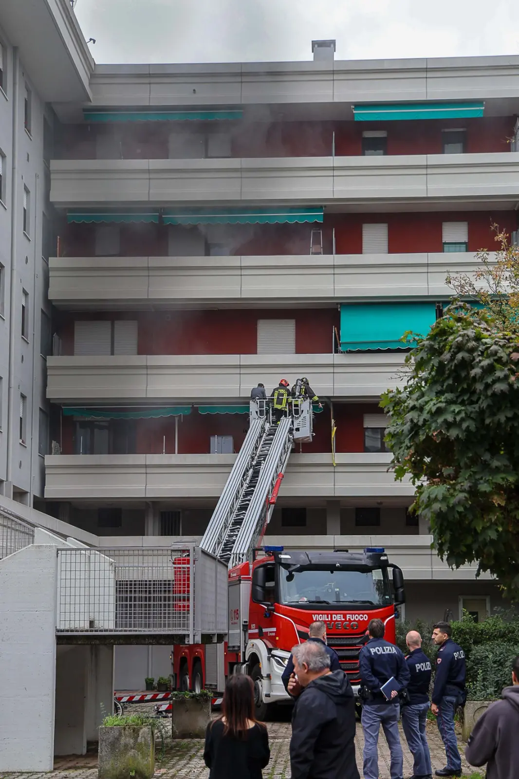 Ben 5 mezzi sono serviti per prestare soccorso ai residenti del condominio di via Pirona, in località Cussignacco (Udine)