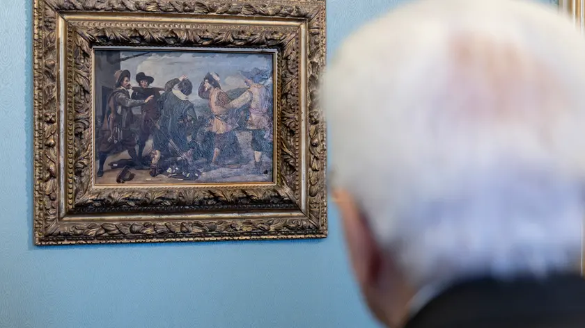 Roma - Il Presidente Sergio Mattarella osserva il quadro di Velazquez, Rissa all’ambasciata di Spagna, nel corso della visita ai restauri della Collezione Pallavicini, oggi 11 giugno 2024 (Foto di Paolo Giandotti - Ufficio per la Stampa e la Comunicazione della Presidenza della Repubblica)