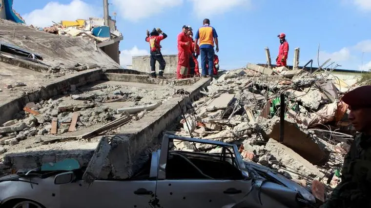epa05265959 Rescue agencies verify the structure of a hotel, in Manta, Ecuador on 18 April 2016, that collapsed, after a 7.8 earthquake. A 7.8 magnitude earthquake on the richter scale affected the northwest region of Ecuador, on 16 April 2016, leaving 350 people dead and more than 2068 injured according to Government data. EPA/Christian Escobar Mora