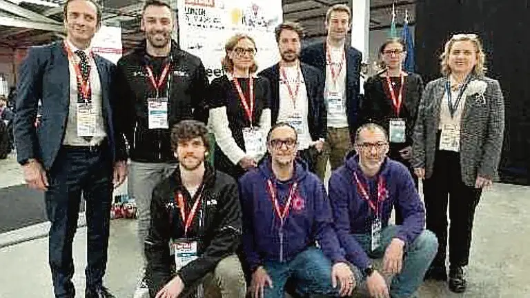 Andrea, Giacomo e Ismete Fedriga con i giovani delle startup del Fvg