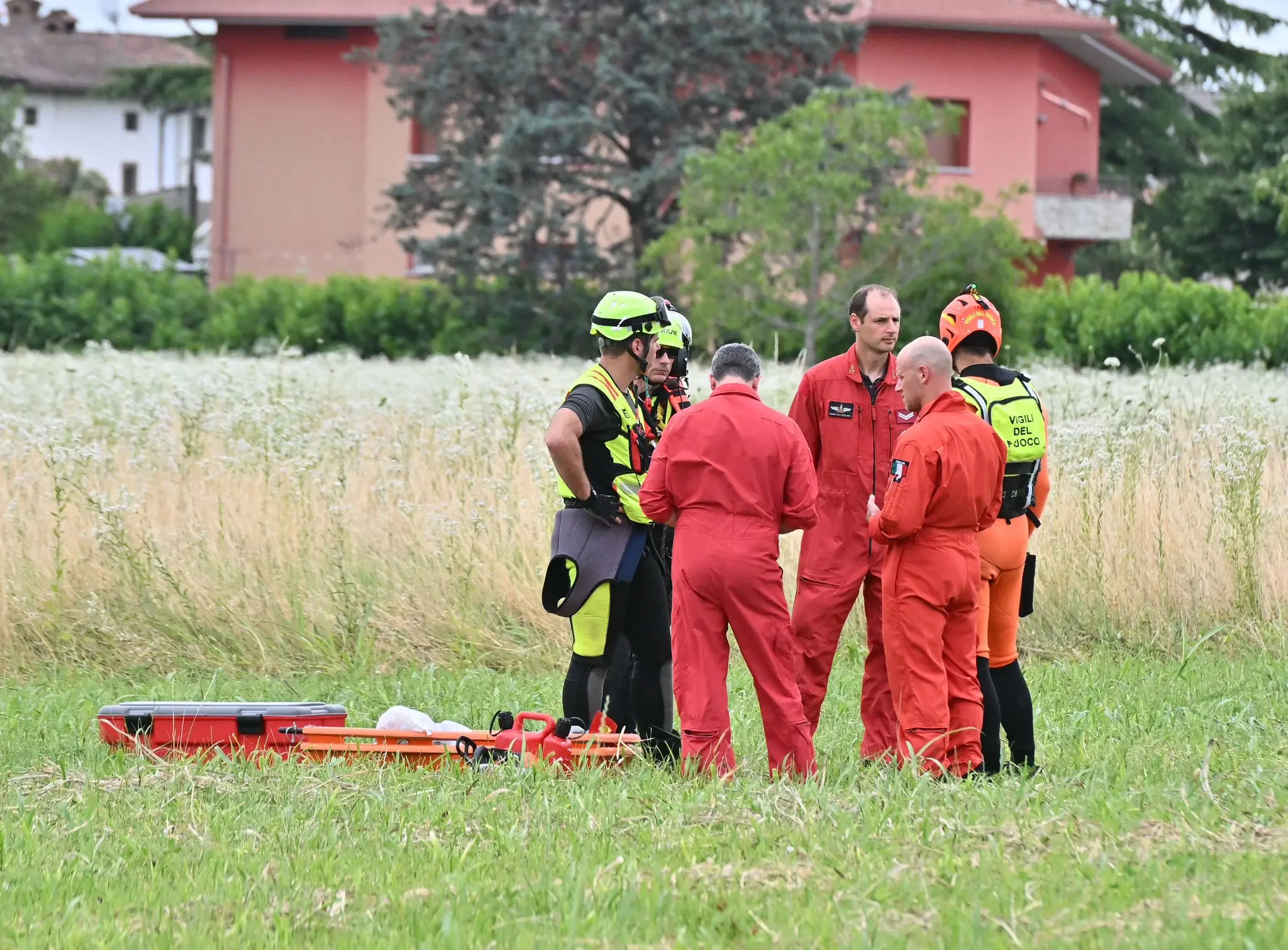 Il corpo di Cristian Molnar, di 25 anni, come hanno riferito i vigili del fuoco, è stato trovato in una pozza, in un luogo non lontano dai punti in cui erano state trovate le due ragazze, Patrizia Cormos, di 20 anni, e Bianca Doros, di 23. I tre ragazzi erano andati sul greto del Natisone per scattare alcune foto il 31 maggio scorso quando, a causa delle intense precipitazioni dei giorni precedenti, il livello delle acque del Natisone è rapidamente salito. Fino a quando i ragazzi, stretti in un abbraccio, non sono stati travolti. Da allora non si sono mai interrotte le ricerche e dapprima sono stati trovati i corpi delle due ragazze, e soltanto oggi quello del giovane romeno, residente in Austria. Con modalità e con numero di soccorritori e di corpi e mezzi impegnati, le ricerche erano in corso anche questa mattina. L'abbassamento del livello delle acque di questi ultimi giorni ha consentito il ritrovamento (Foto Petrussi)