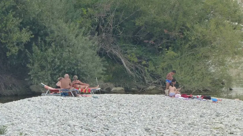 Bumbaca Gorizia 30.07.2017 Gradisca spiaggia Isonzo bagnanti © Fotografia di Pierluigi Bumbaca