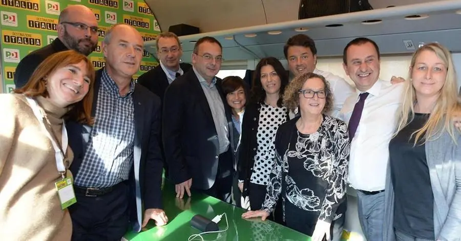 Il segretario PD, Matteo Renzi, incontra i sindaci della minoranza slovena a bordo del treno 'Destinazione Italia', Trieste, 8 Novembre 2017. ANSA/ UFFICIO STAMPA/ PARTITO DEMOCRATICO +++ NO SALES, EDITORIAL USE ONLY +++