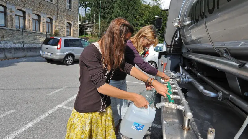 Belluno, 4 settembre 2010. Emergenza idrica nelle frazioni di Salce Giamosa dovute all'inadeguatezza dell'acquedotto. Una cisterna d'emergenza per l'approvigionamento dell'acqua.