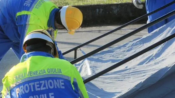 07/04/2009 AD TERREMOTO A L'AQUILA, SI MONTANO LE TENDE DELLA PROTEZIONE CIVILE NEL CAMPO SPORTIVO FATTORI
