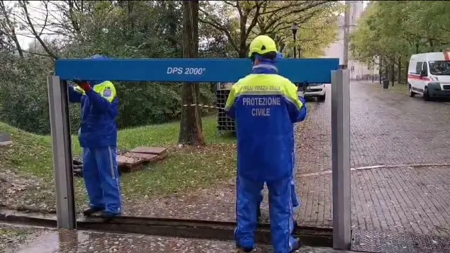 Maltempo, la Protezione civile monta le paratie sul ponte di Adamo ed Eva