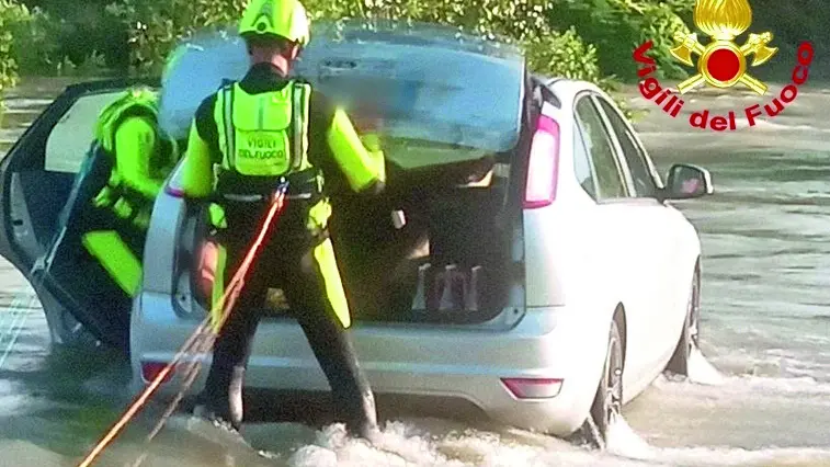 L’intervento dei mezzi di soccorso nel comune di Premariacco, dove una macchina è rimasta bloccata in mezzo al guado