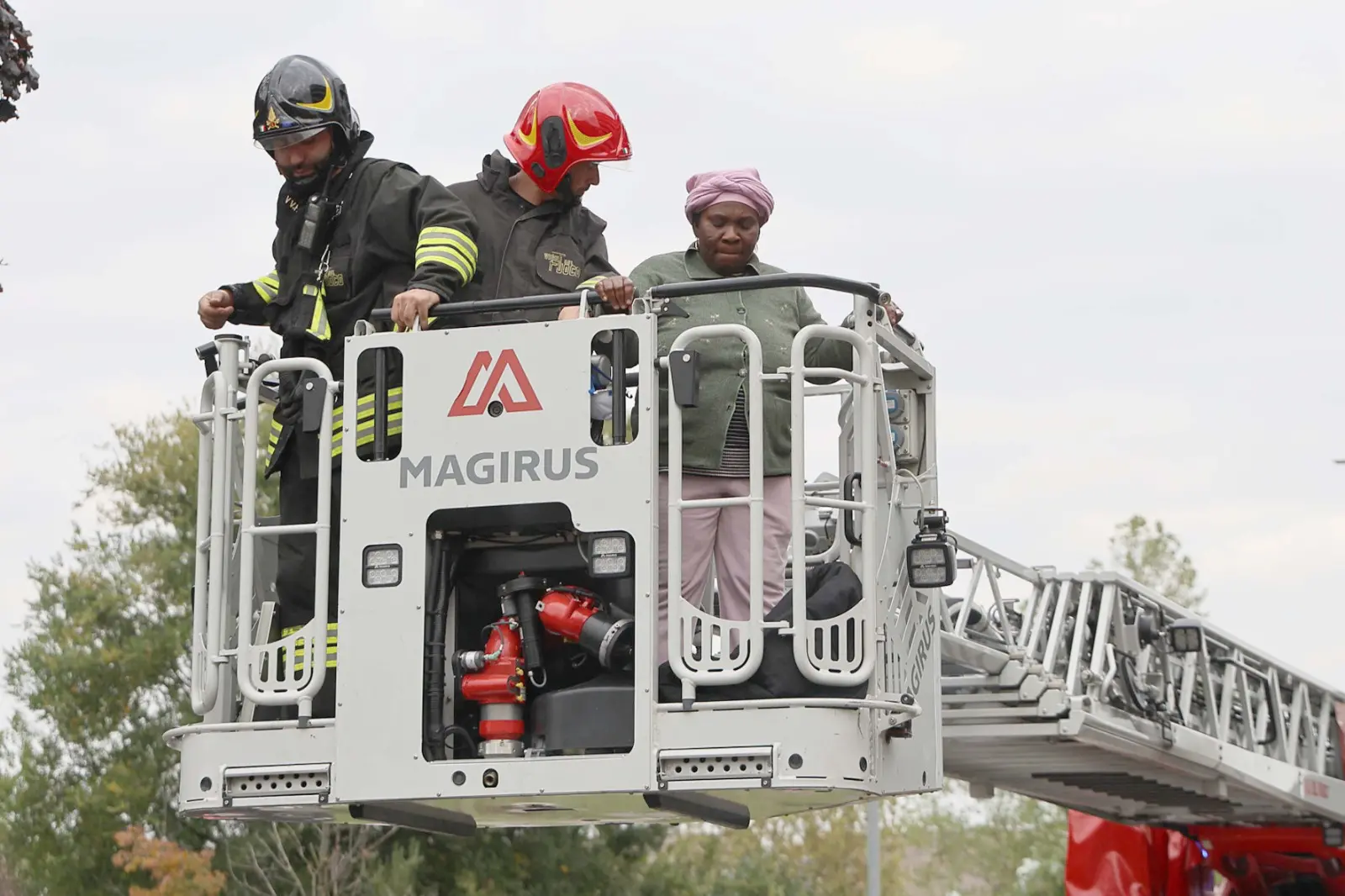 Ben 5 mezzi sono serviti per prestare soccorso ai residenti del condominio di via Pirona, in località Cussignacco (Udine)