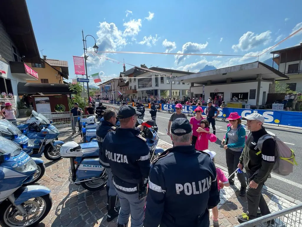 Splende il sole, intanto, in Friuli. Finalmente bel tempo sul Giro inseguito per giorni e giorni dalla pioggia nella sua risalita al Nord; spettacolo fino all’ultimo per una classifica apertissima come non mai. Tantissime le persone sulle strade, a Tarvisio e al Santuario, che applaudono i ciclisti ma soprattutto i due atleti friulani in gara, Alessandro De Marchi e Jonathan Milan, con la sua maglia ciclamino semplicemente passato in 21 tappe da esordiente a eroe acclamato da tutti e protagonista ieri dell’impresa del Giro arrivando in tempo massimo dopo una notte insonne. E poi turisti-tifosi in arrivo da Austria, soprattutto Slovenia per il loro Roglic; telespettatori incollati alle tv da tutto il mondo per assistere al debutto della misteriosa salita del Lussari, musica per le orecchie della Regione (Foto Petrussi)