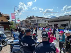 Splende il sole, intanto, in Friuli. Finalmente bel tempo sul Giro inseguito per giorni e giorni dalla pioggia nella sua risalita al Nord; spettacolo fino all’ultimo per una classifica apertissima come non mai. Tantissime le persone sulle strade, a Tarvisio e al Santuario, che applaudono i ciclisti ma soprattutto i due atleti friulani in gara, Alessandro De Marchi e Jonathan Milan, con la sua maglia ciclamino semplicemente passato in 21 tappe da esordiente a eroe acclamato da tutti e protagonista ieri dell’impresa del Giro arrivando in tempo massimo dopo una notte insonne. E poi turisti-tifosi in arrivo da Austria, soprattutto Slovenia per il loro Roglic; telespettatori incollati alle tv da tutto il mondo per assistere al debutto della misteriosa salita del Lussari, musica per le orecchie della Regione (Foto Petrussi)