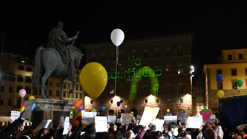 A moment of a protest against the curfew from 10:00 pm to 05:00 am in Signoria square, Florence, Italy, 25 April 2021. ANSA/CLAUDIO GIOVANNINI