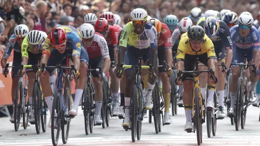 Jonathan Milan (a sinistra con il casco rosso), secondo nella Classica di Amburgo (foto Petrussi / Bettini)