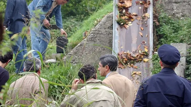 ANTEPRIMA Udine 8 Ottobre 2004 2004. Ore 21,30. RITROVARTO IL CADAVERE DI UNA DONNA ALLA CENTRALE IDROELETTRICA B.&M. Inquirenti sul luogo del ritrovamento.Telefoto Copyright Diego Petrussi/ Foto Agency Anteprima © (tutti i diritti riservati, citazione obbligatoria) www.anteprimafoto.it
