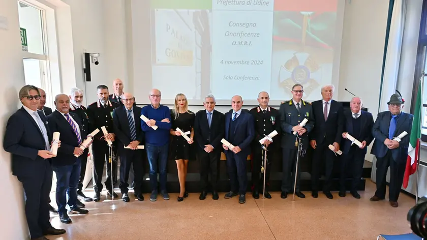 La cerimonia di consegna delle onorificenze Omri in prefettura a Udine