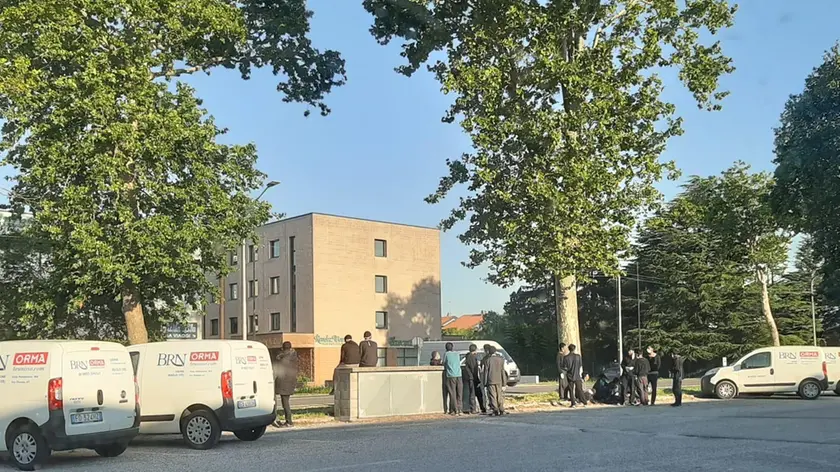 Un gruppo di migranti sorpresi a Udine, in viale Palmanova