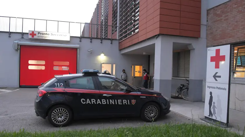 Carabinieri all’ospedale dove una ragazza ventenne si è tolta la vita dopo aver denunciato di aver subito violenza sessuale da parte di un ventottenne in un locale del pronto soccorso a Vizzolo Predabissi (Milano), 31 maggio 2024. L'uomo si trova agli arresti domiciliari. ANSA/ANDREA CANALI