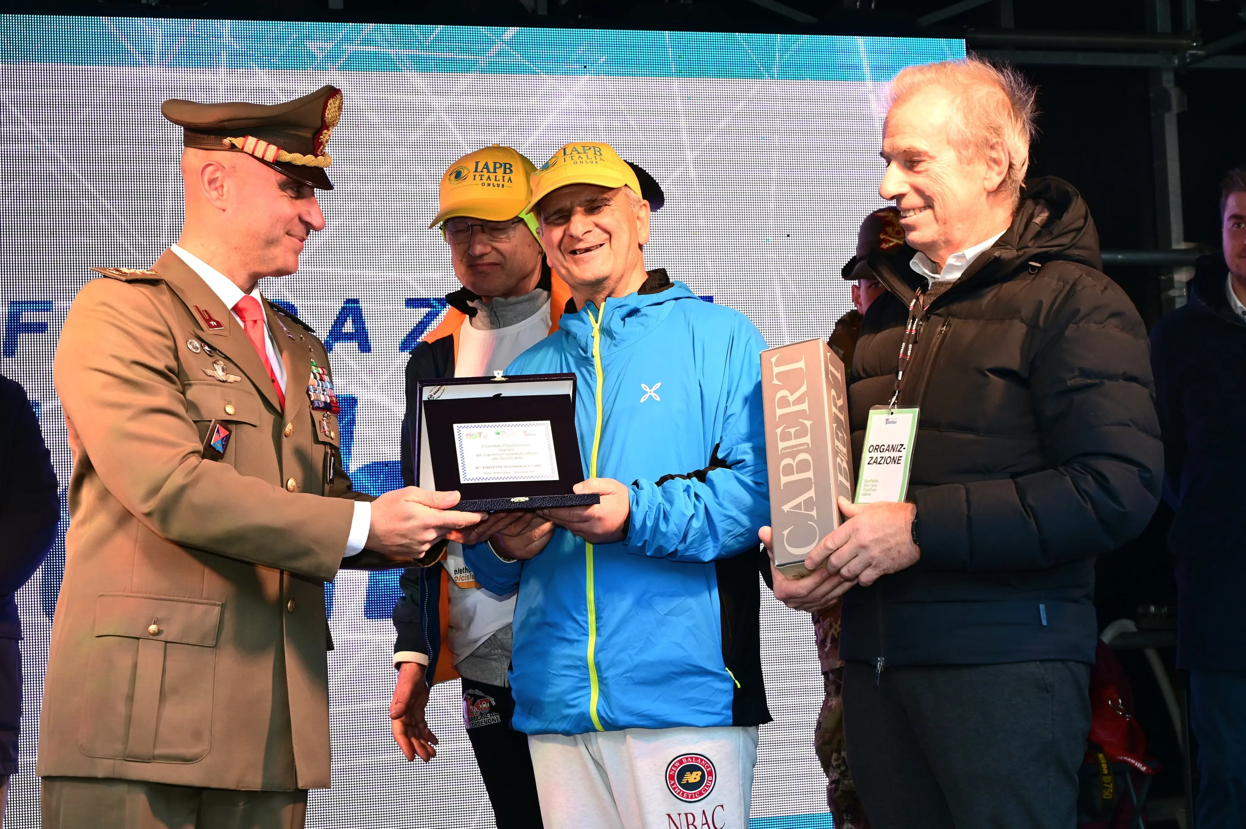 La 26esima edizione della Staffetta Telethon ha visto Udine animata da 870 squadre, per un totale di oltre 22mila partecipanti, tra cui 1.500 studenti. L'evento, che si è svolto dal 30 novembre al 1 dicembre, ha battuto un nuovo record di solidarietà, con la speranza di superare i 320mila euro di donazioni per la ricerca sulle malattie genetiche rare. Molti sportivi, tra cui il campione paralimpico Antonio Fantin, hanno preso parte all'iniziativa, insieme a tanti altri volontari e partecipanti, che hanno corso su un percorso di 1.920 metri nel cuore della città. Un grande successo, che ha coinvolto anche diverse associazioni e realtà locali. Foto Petrussi