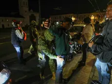 epa11613185 Military personnel conduct street checks in Quito following the start of blackouts due to the energy crisis in Quito, Ecuador, 18 September 2024. Ecuador experienced partial and temporary darkness on Wednesday night as a new period of scheduled blackouts began due to the ongoing energy crisis caused by severe drought affecting its main hydroelectric plants, hindering the supply of national electricity demand. EPA/JOSE JACOME