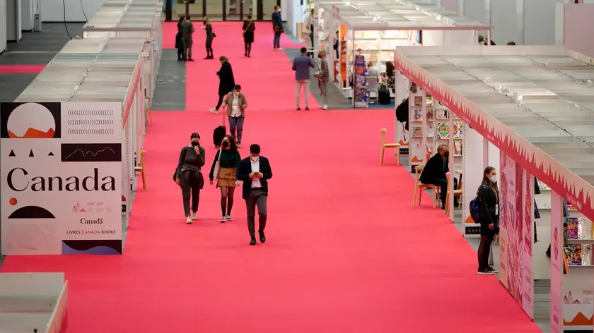 epa09534238 People visit the international book fair Frankfurter Buchmesse 2021, in Frankfurt am Main, Germany, 20 October 2021. The 73rd Frankfurt Book Fair runs from 20 to 24 October 2021. This year's Guest of Honor Country is Canada. EPA/RONALD WITTEK