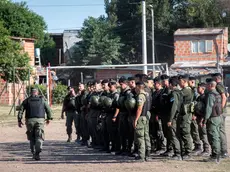 epa10510620 Federal forces tour the Los Pumitas settlement in the Empalme Graneros neighborhood in Rosario, Argentina, 08 March 2023. Federal agents arrived in Rosario to address the wave of violence unleashed by drug trafficking, while the government clarified that the armed forces will not carry out 'security tasks' in the area. EPA/Franco Trovato Fuoco