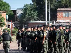 epa10510620 Federal forces tour the Los Pumitas settlement in the Empalme Graneros neighborhood in Rosario, Argentina, 08 March 2023. Federal agents arrived in Rosario to address the wave of violence unleashed by drug trafficking, while the government clarified that the armed forces will not carry out 'security tasks' in the area. EPA/Franco Trovato Fuoco