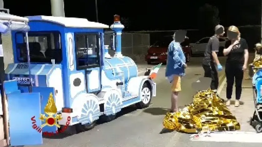 Diverse persone sono rimaste ferite ad Eraclea (Venezia) nel rovesciamento di un vagone di un trenino stradale turistico. verso le 22 di ieri sera. Sul posto sono intervenuti i vigili del fuoco e il personale del Suem, con numerose ambulanze. Non si conosce al momento la dinamica dell'incidente. Dalle prime informazioni, nessuno dei feriti sarebbe in condizioni critiche. ANSA/Vigili del Fuoco ANSA PROVIDES ACCESS TO THIS HANDOUT PHOTO TO BE USED SOLELY TO ILLUSTRATE NEWS REPORTING OR COMMENTARY ON THE FACTS OR EVENTS DEPICTED IN THIS IMAGE; NO ARCHIVING; NO LICENSING NPK